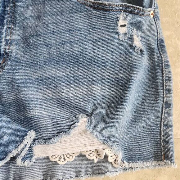 R17  Wild Fable distressed cut-off jean shorts with lace - Picture 5 of 8